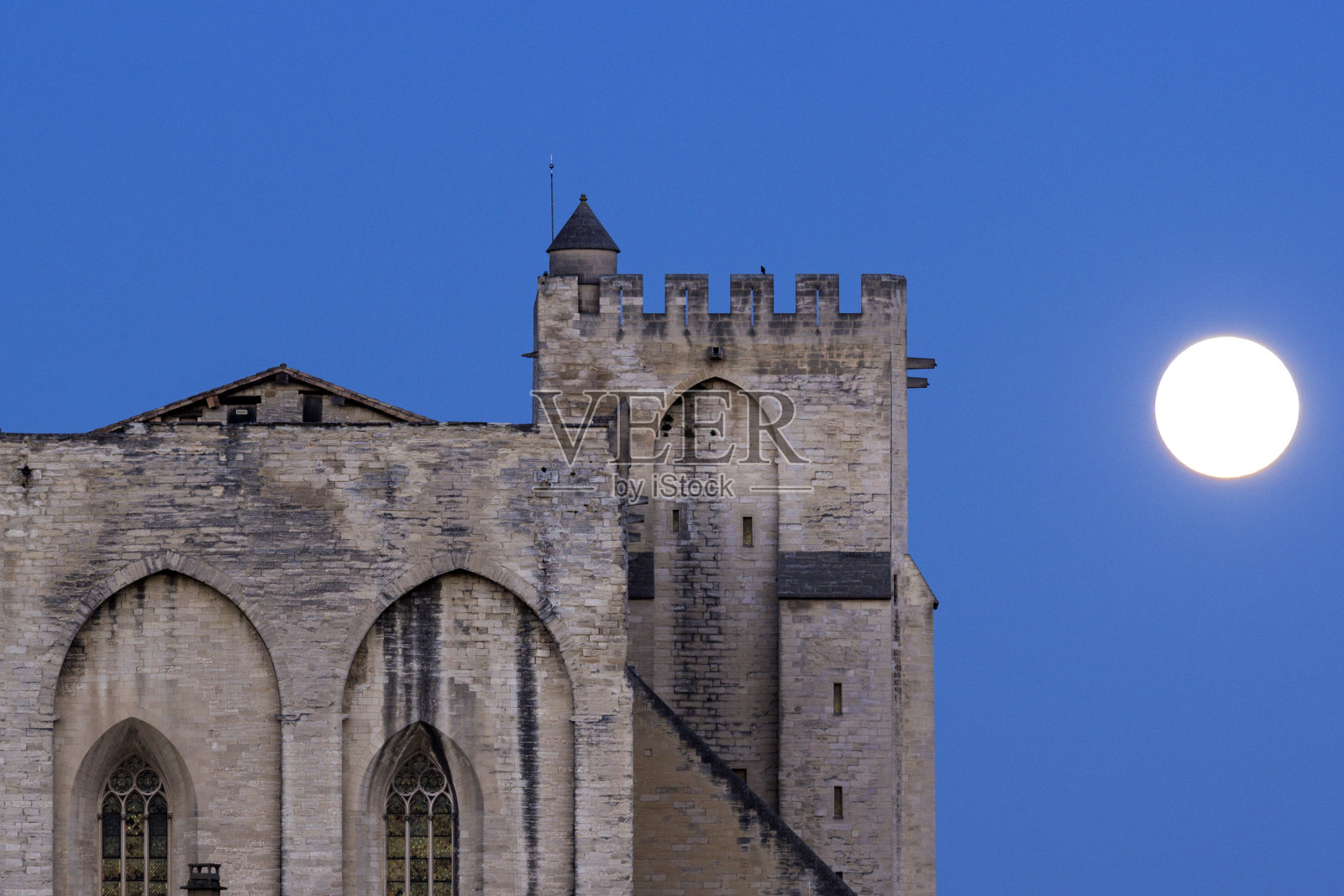法国阿维尼翁的满月照片摄影图片