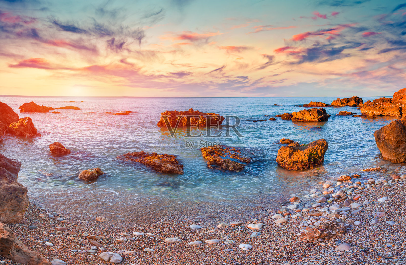 地中海上缤纷的春天日出，照片摄影图片