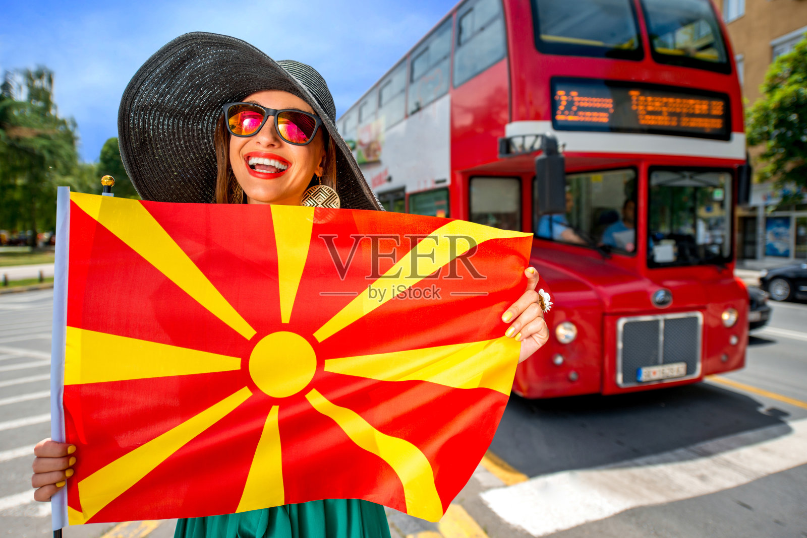 在斯科普里市，手持马其顿国旗的妇女照片摄影图片