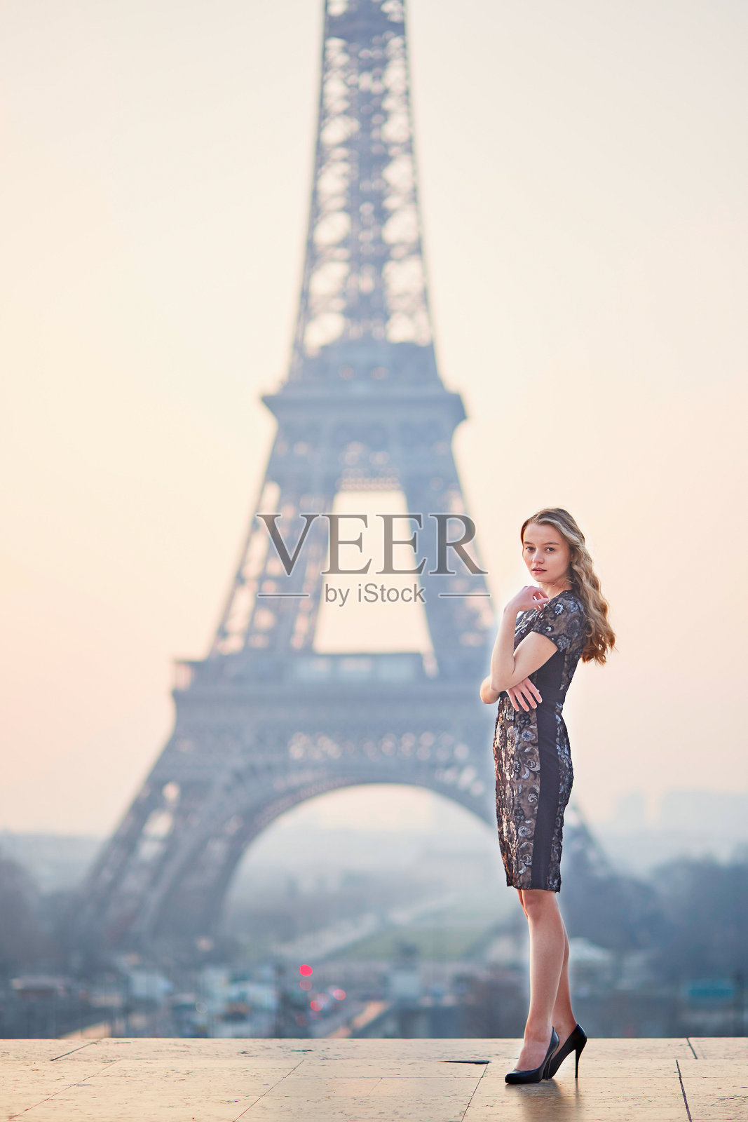 艾菲尔铁塔附近美丽优雅的巴黎女子照片摄影图片