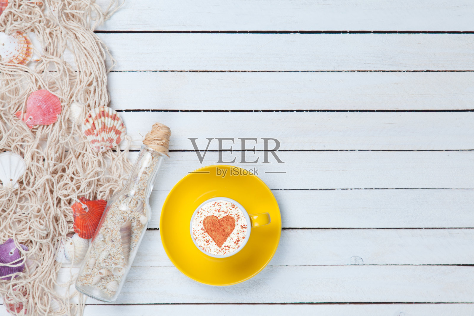 一杯卡布奇诺和净和瓶子照片摄影图片