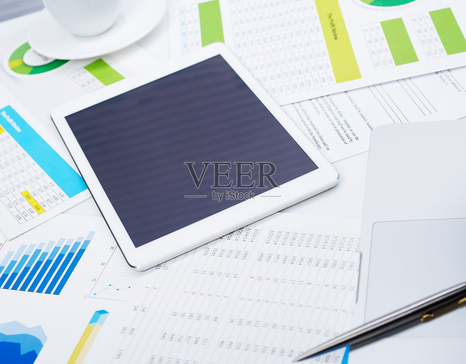 桌上的平板电脑和财务文件照片摄影图片