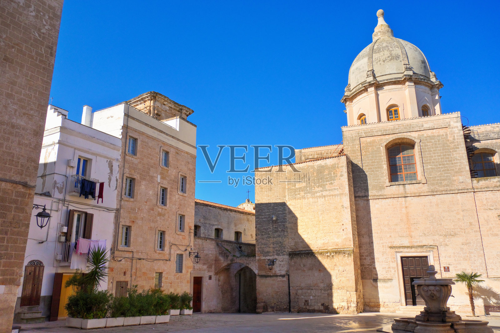 Alleyway。垄断性。普利亚。意大利。照片摄影图片