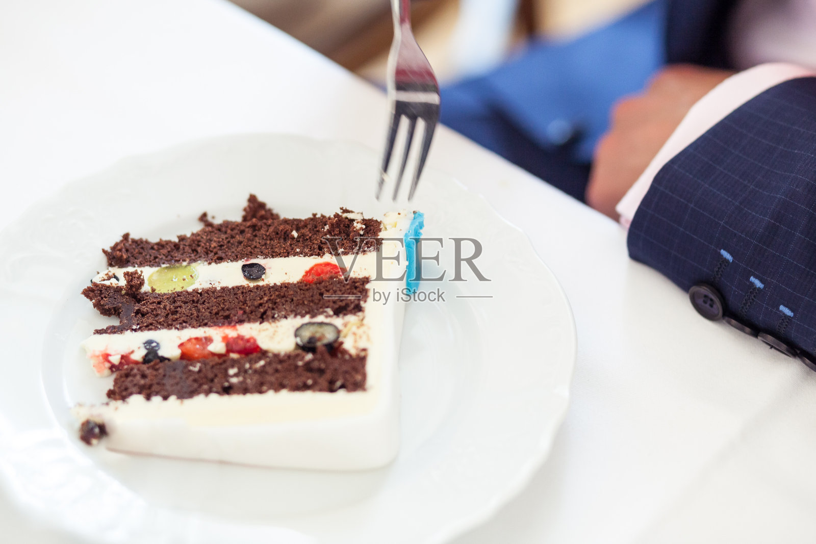 男人得到了一块蛋糕照片摄影图片