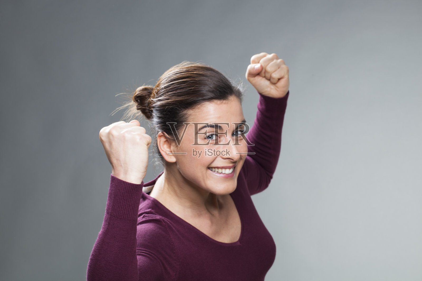 双手高举，容光焕发的30岁女人照片摄影图片