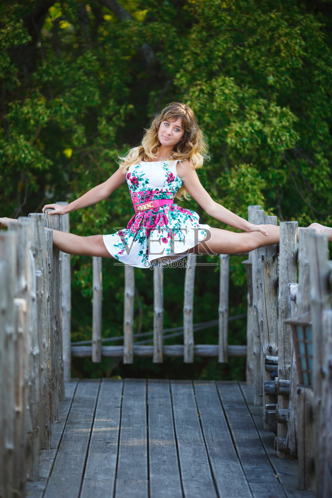 迷人的年轻女孩做分裂练习照片摄影图片