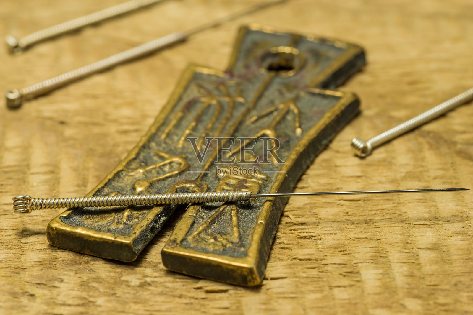 中国钱币上的针灸针照片摄影图片