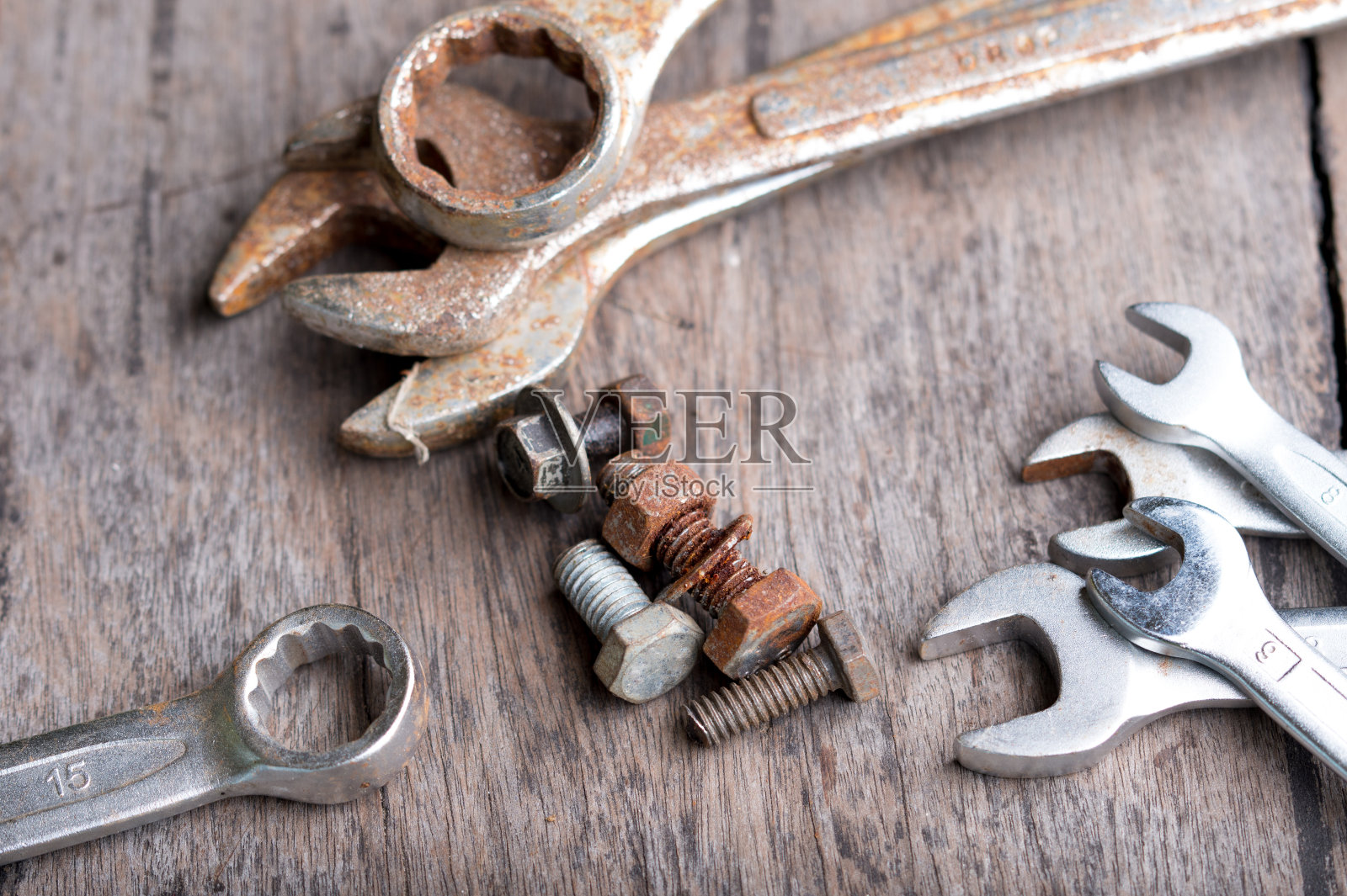 带螺母和螺栓的扳手放在木桌上照片摄影图片