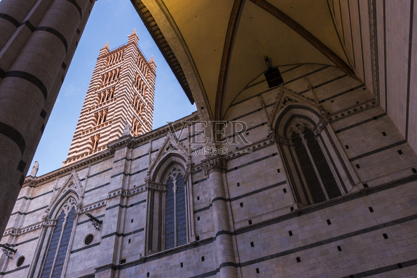 意大利锡耶纳大教堂的钟楼照片摄影图片