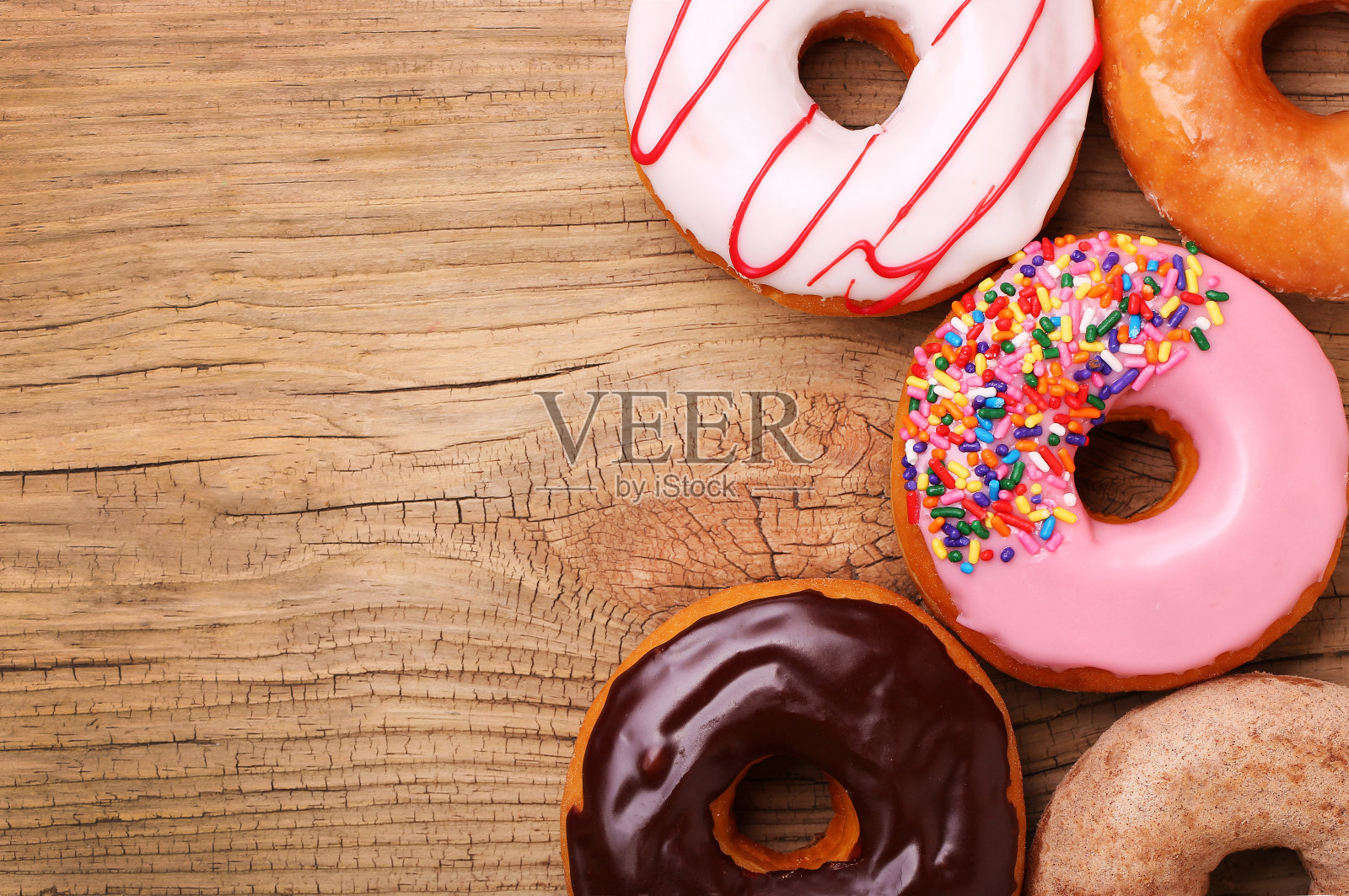 木制背景上的甜甜圈照片摄影图片