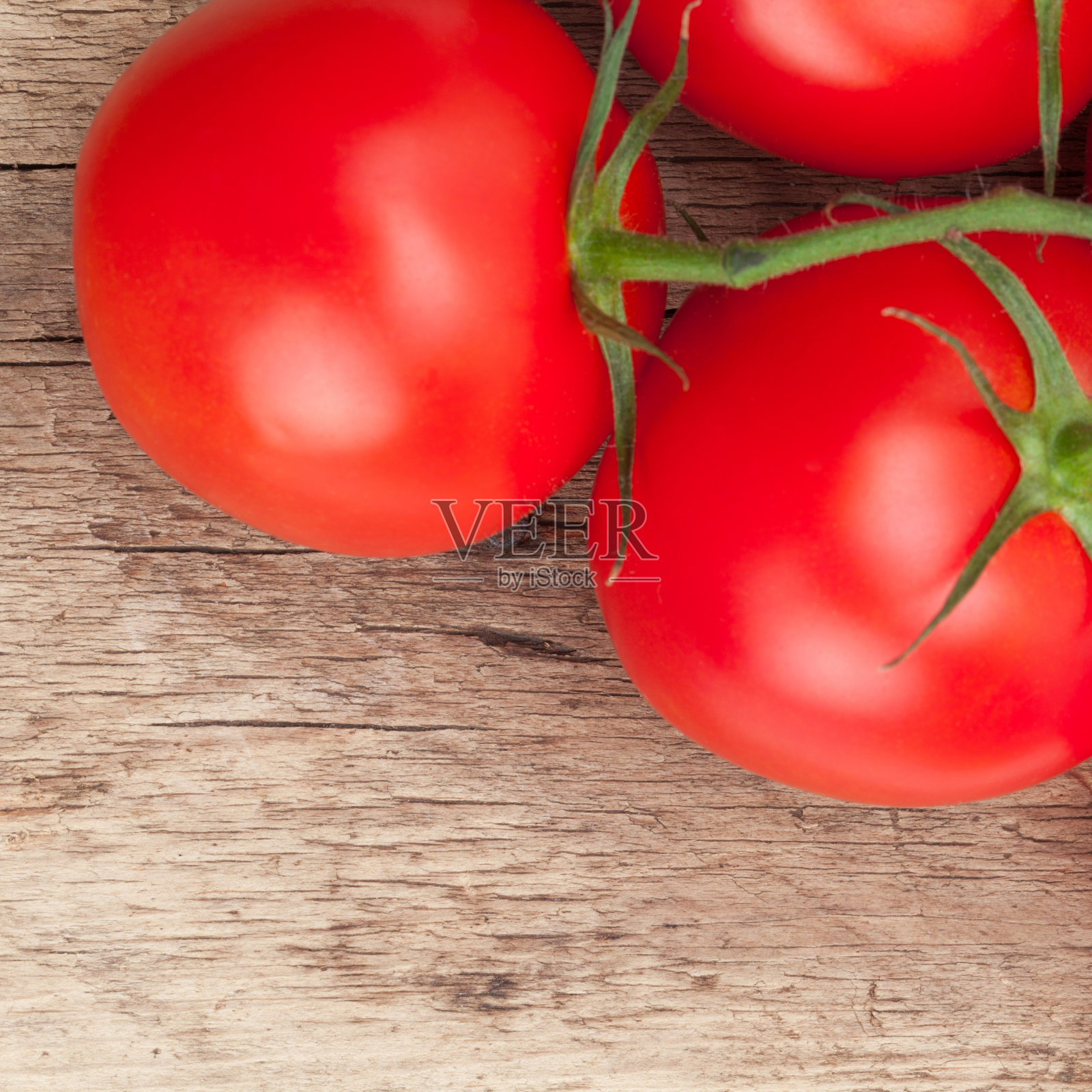 粗糙的木桌上放着红色的西红柿照片摄影图片