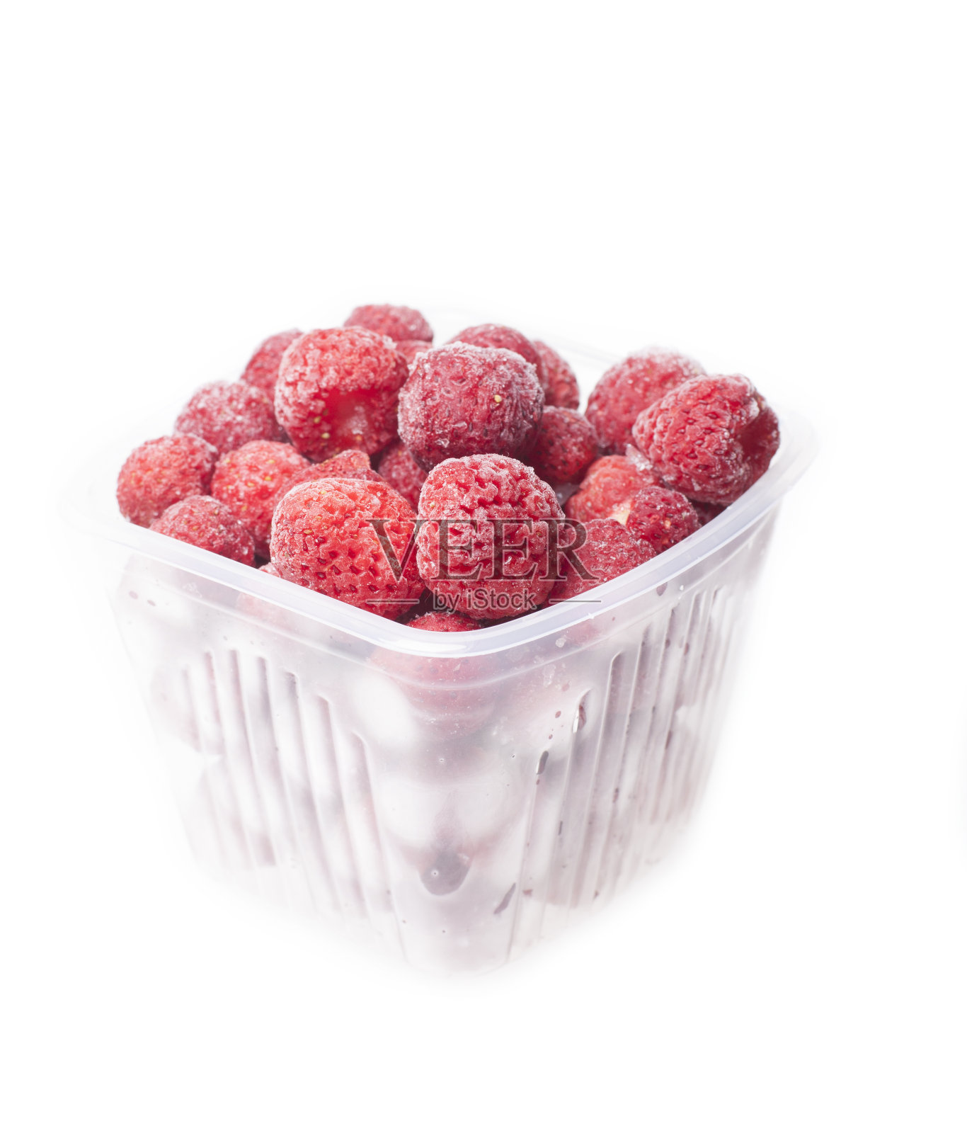 白色背景的塑料容器里的冷冻草莓。照片摄影图片