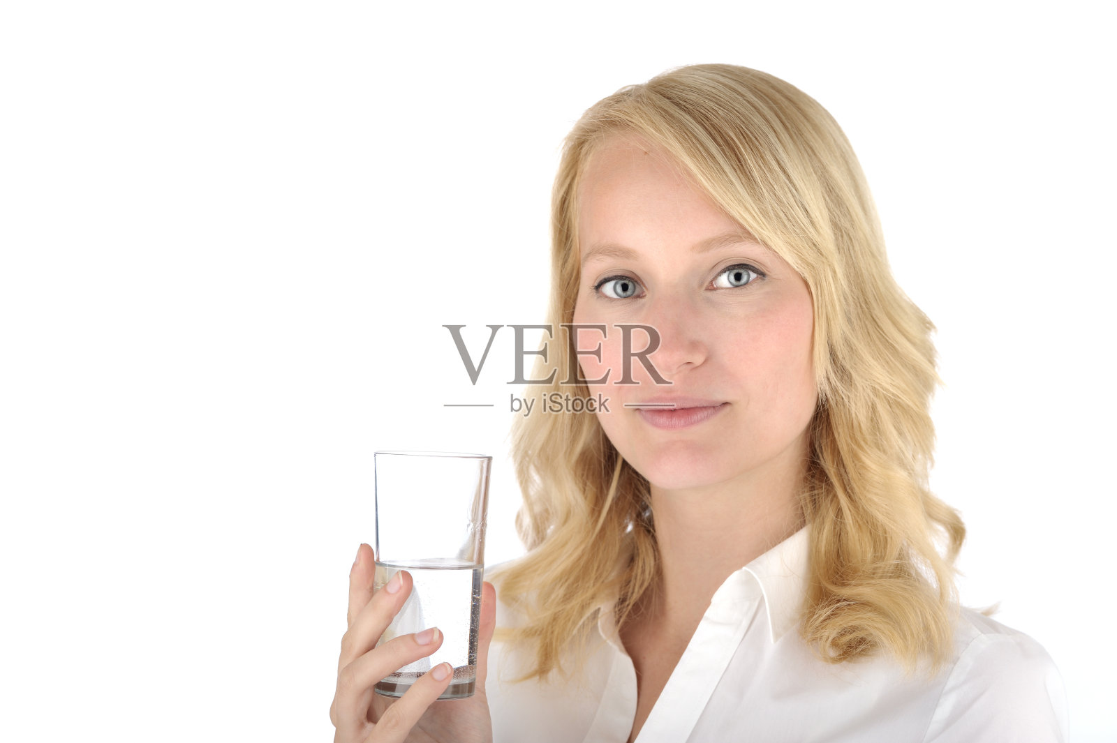 抱矿泉水的女人照片摄影图片