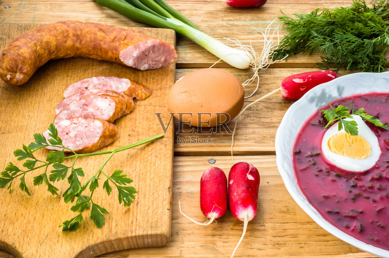 用甜菜和煮鸡蛋做成的新鲜罗宋汤。照片摄影图片