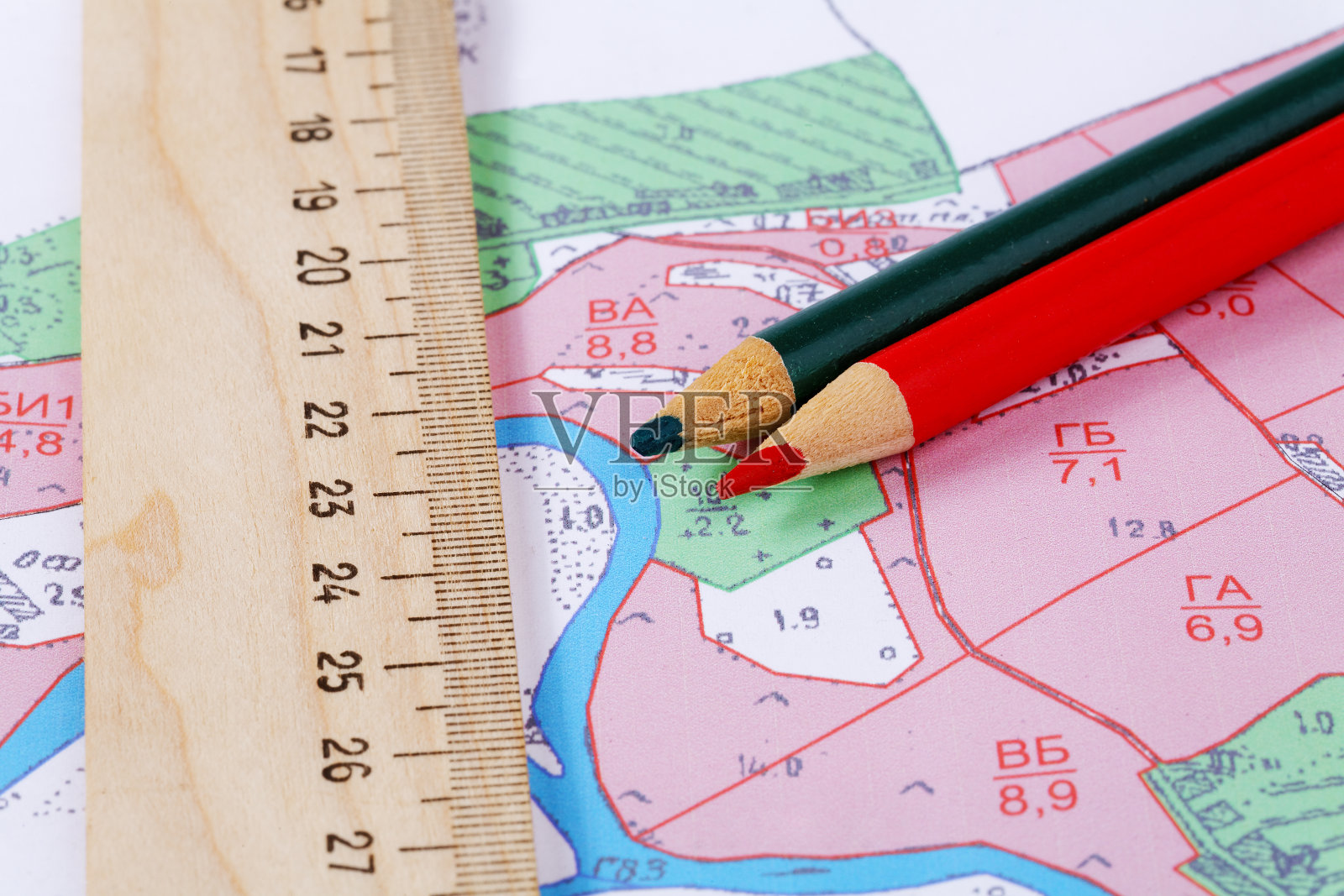 地形图尺子和铅笔合起来照片摄影图片