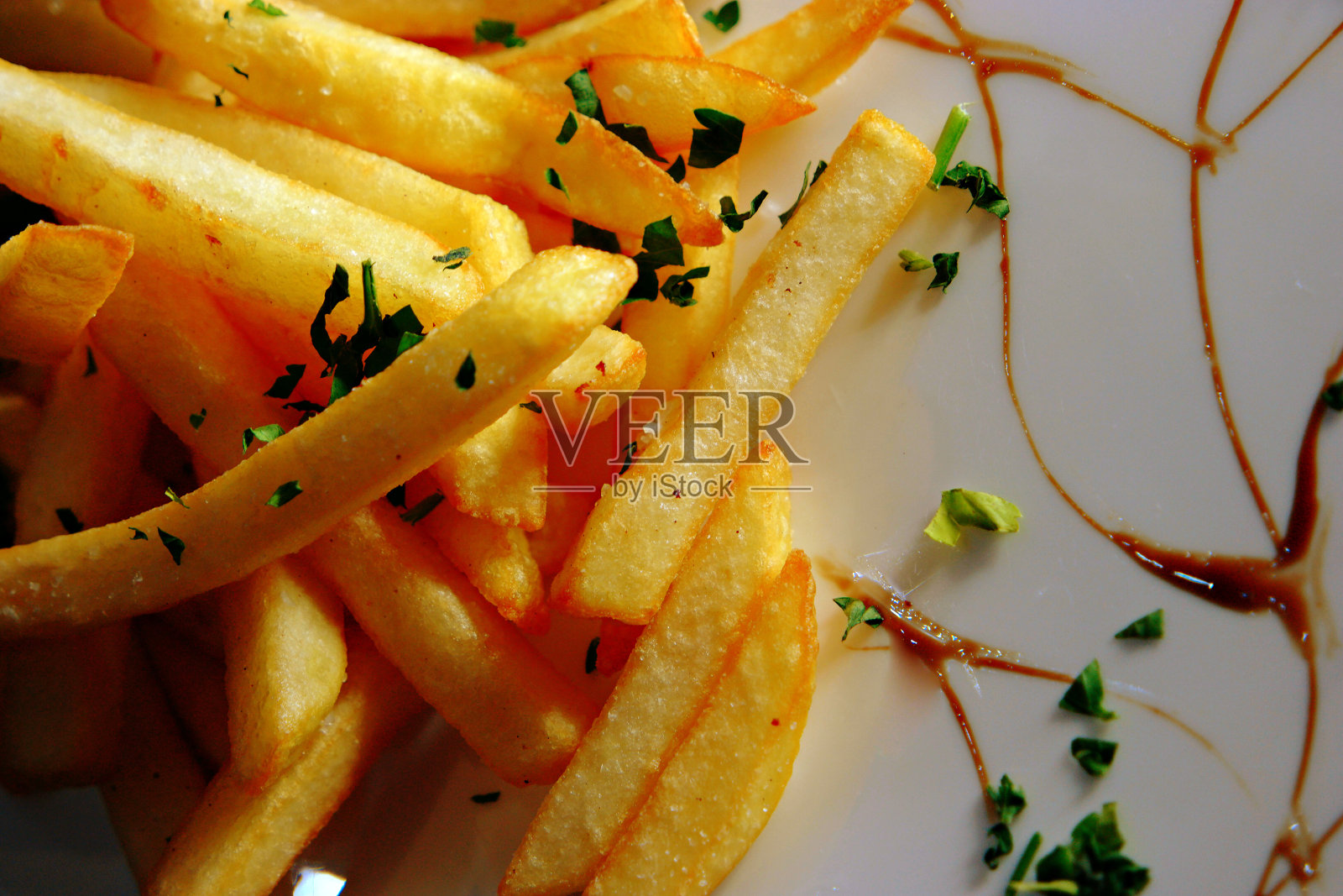 新鲜的炸薯条和调味汁放在盘子里照片摄影图片