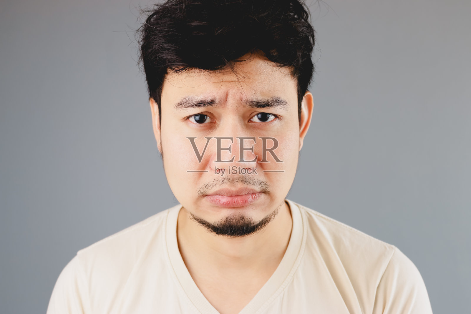 悲伤的亚洲人。照片摄影图片