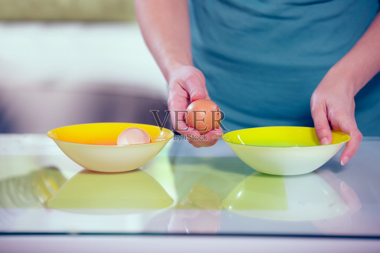 女人裂纹鸡蛋照片摄影图片