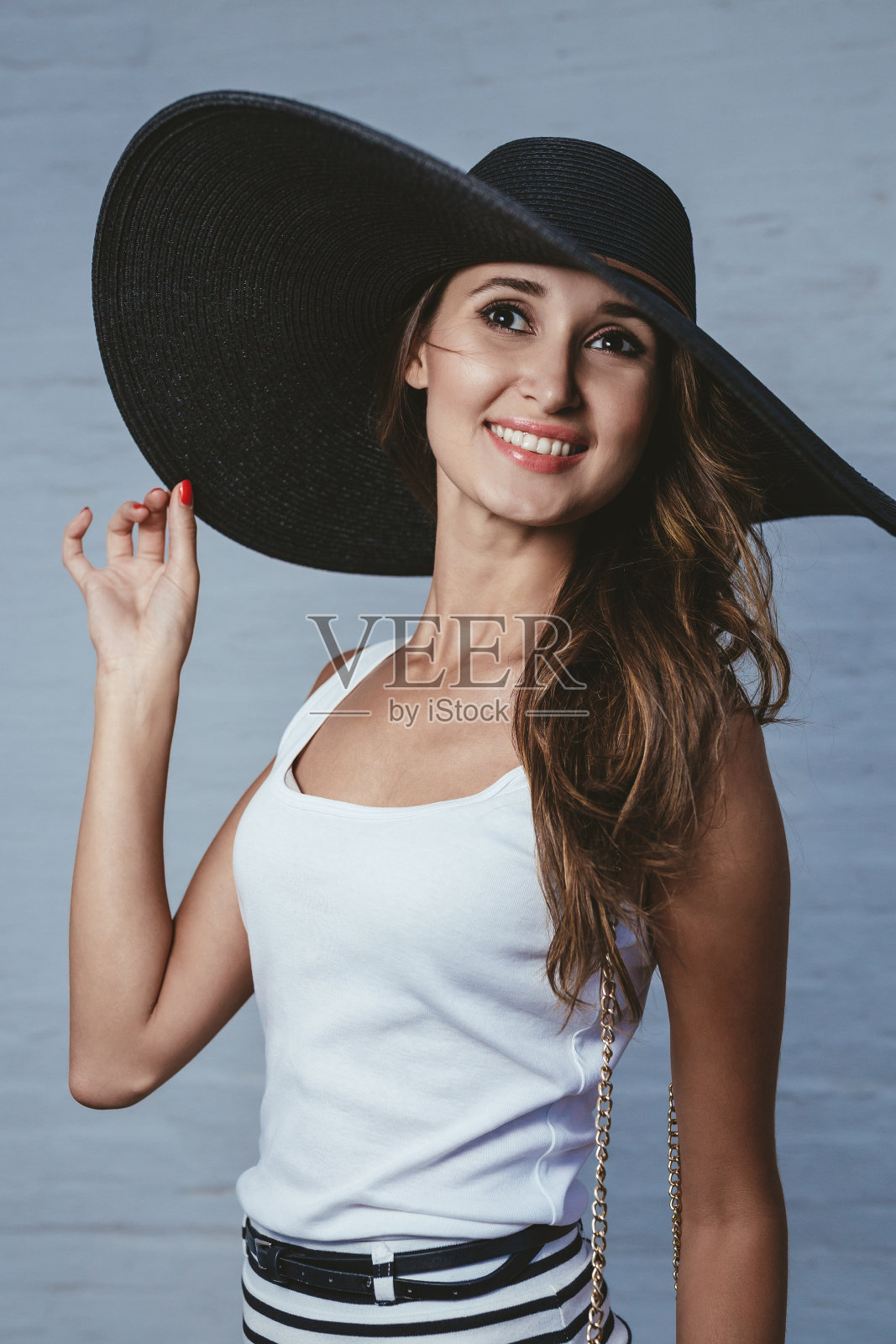 戴着一顶黑色帽子，有大片田野照片摄影图片