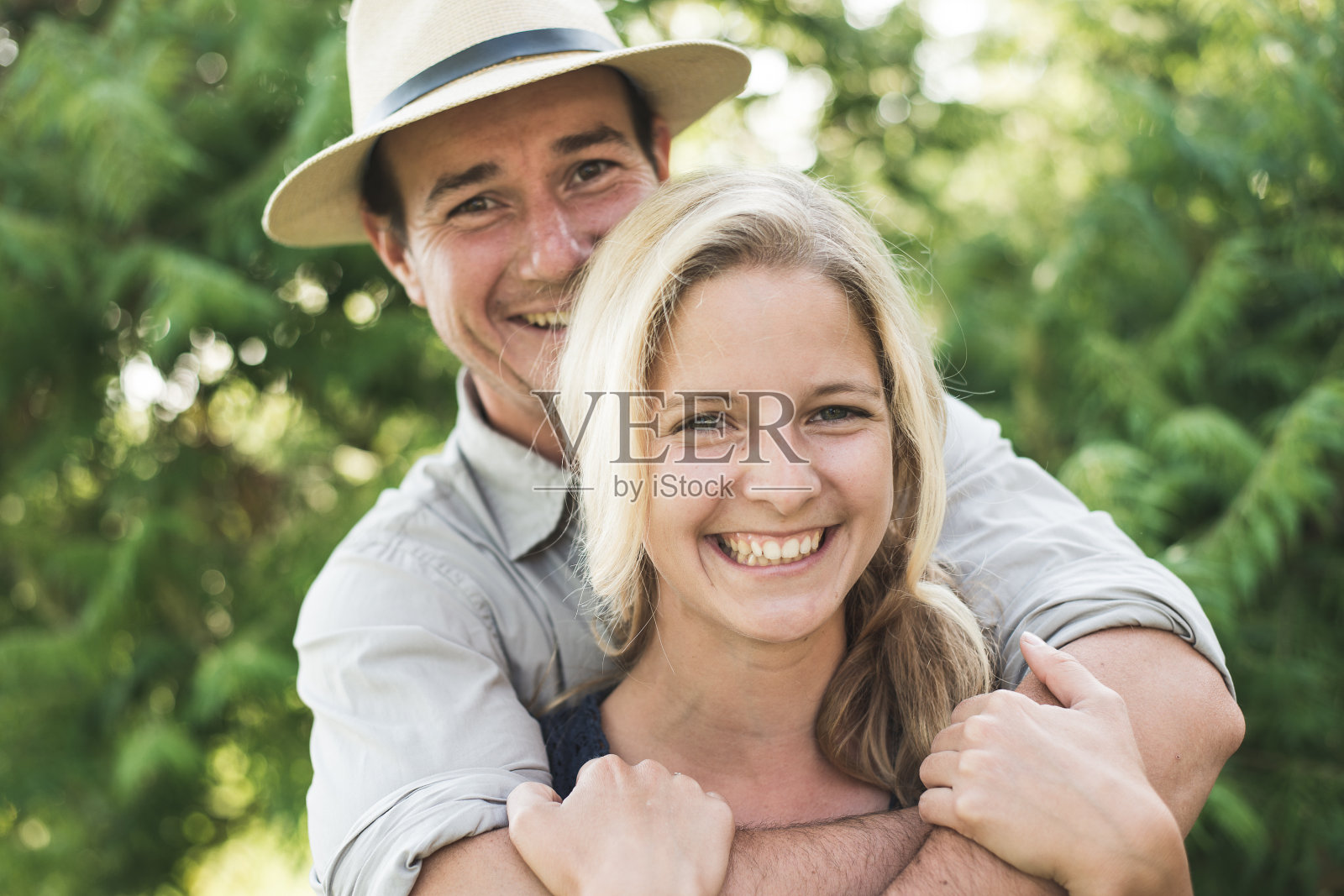 这对恩爱的情侣订婚了照片摄影图片