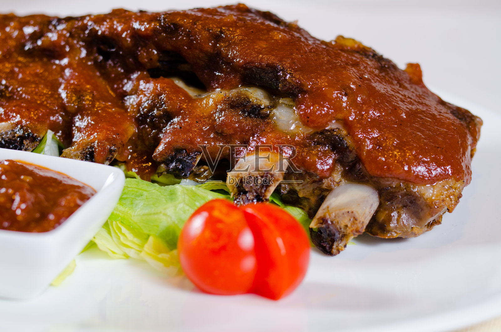 酱烤排骨盘照片摄影图片