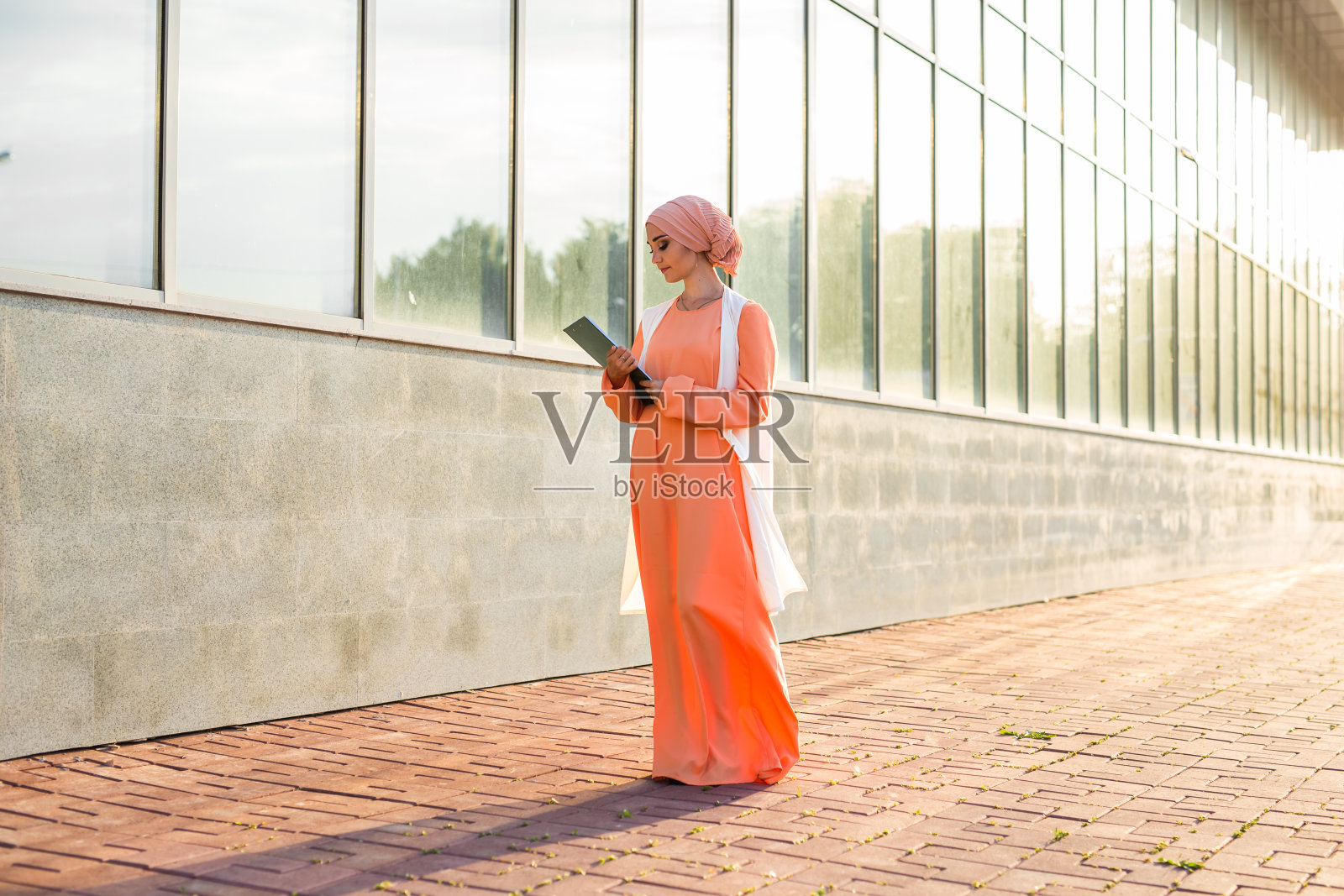 穆斯林妇女拿着文件纸照片摄影图片