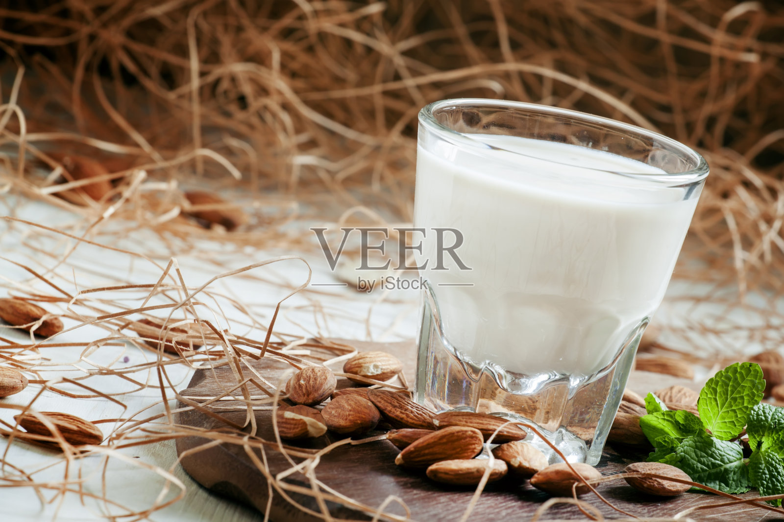 加杏仁的发酵烘焙牛奶照片摄影图片