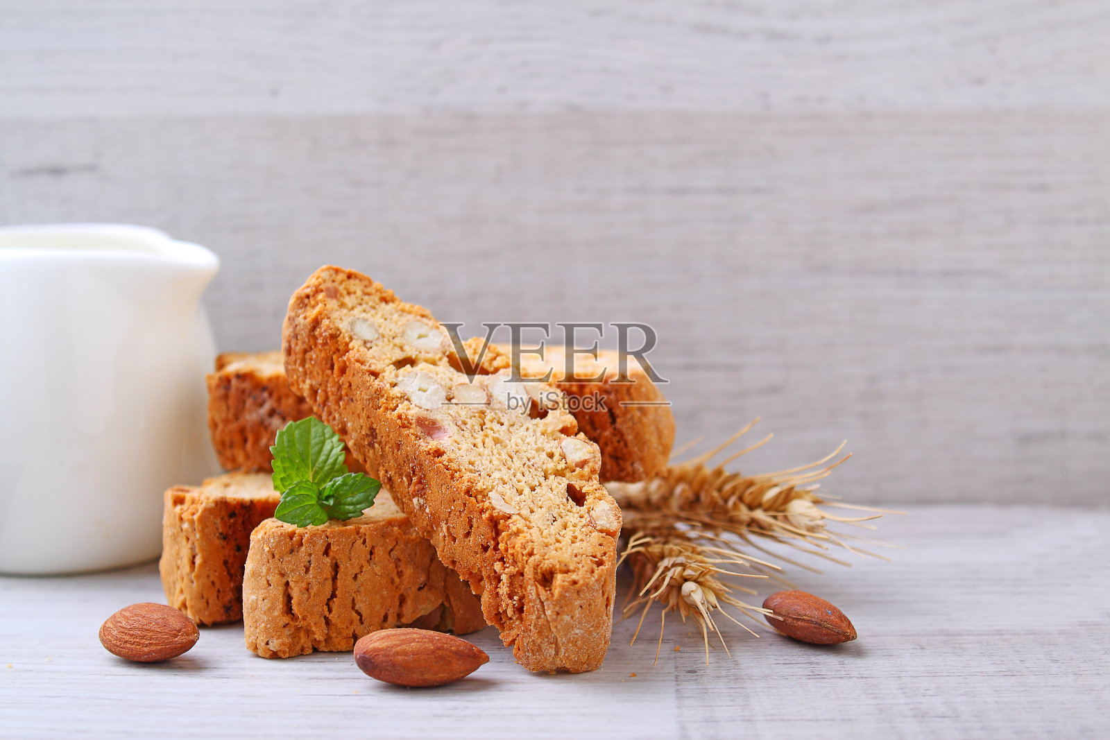 木背景上的坚果脆饼照片摄影图片