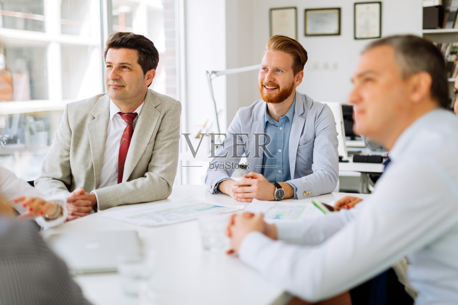 商业人士在讨论未来的计划照片摄影图片