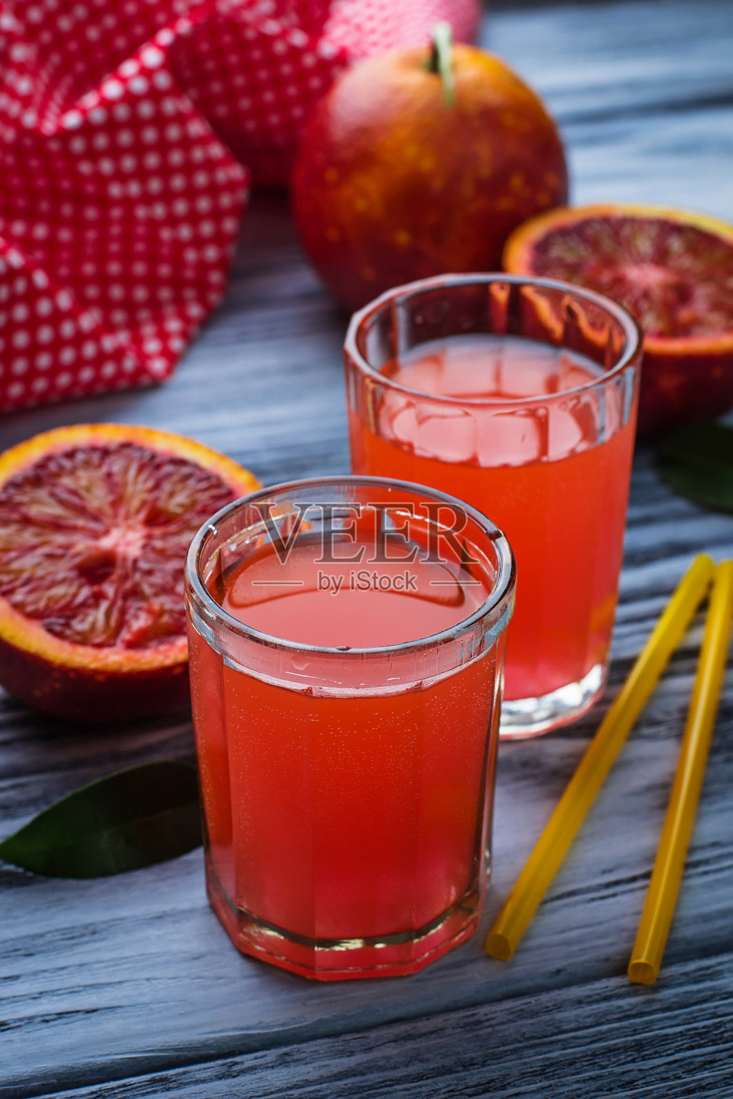 几杯新鲜血橙汁照片摄影图片