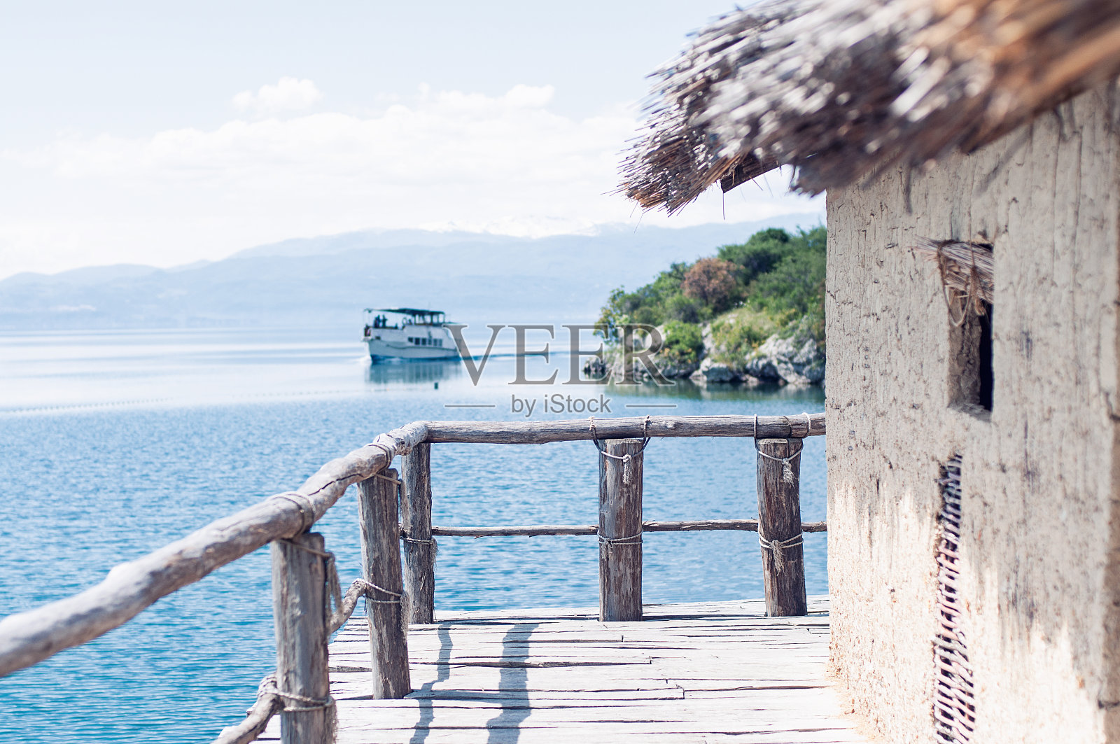 海上古老的木制平台照片摄影图片