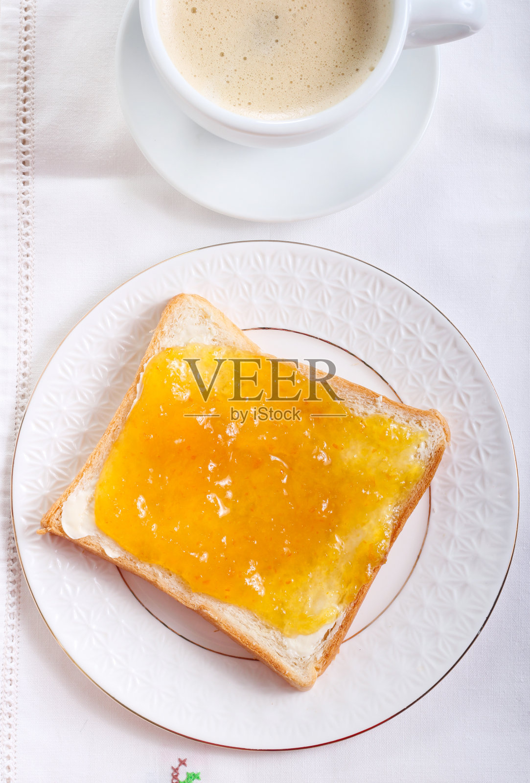 涂了橘子酱的面包片照片摄影图片