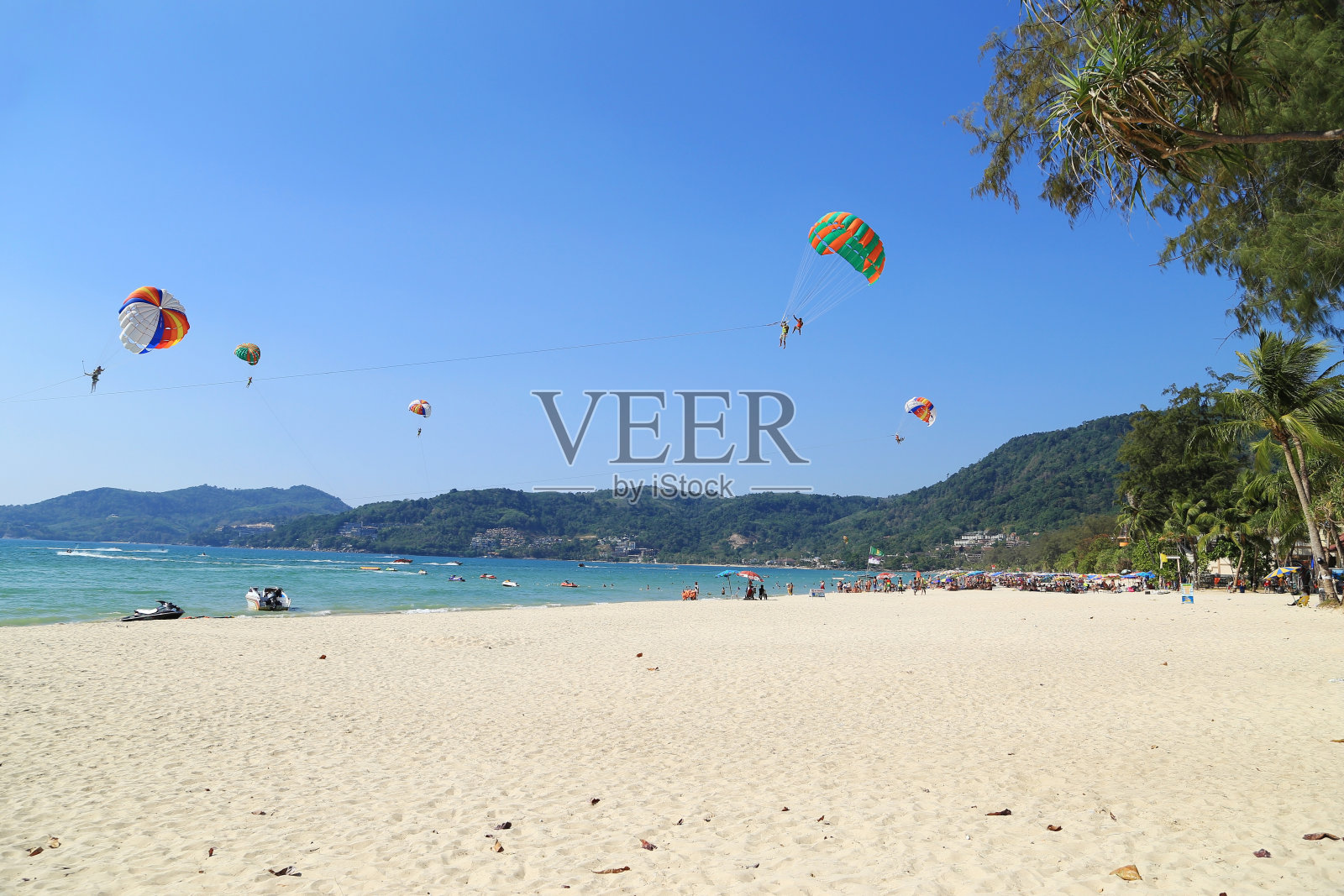 在滑翔伞下欣赏巴东海滩照片摄影图片