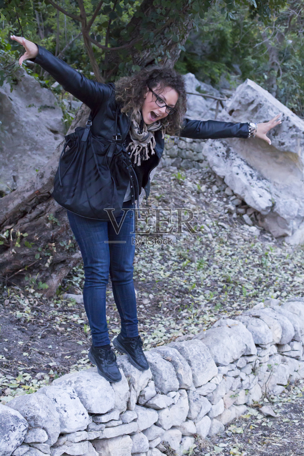 想着大海前的西西里少女照片摄影图片