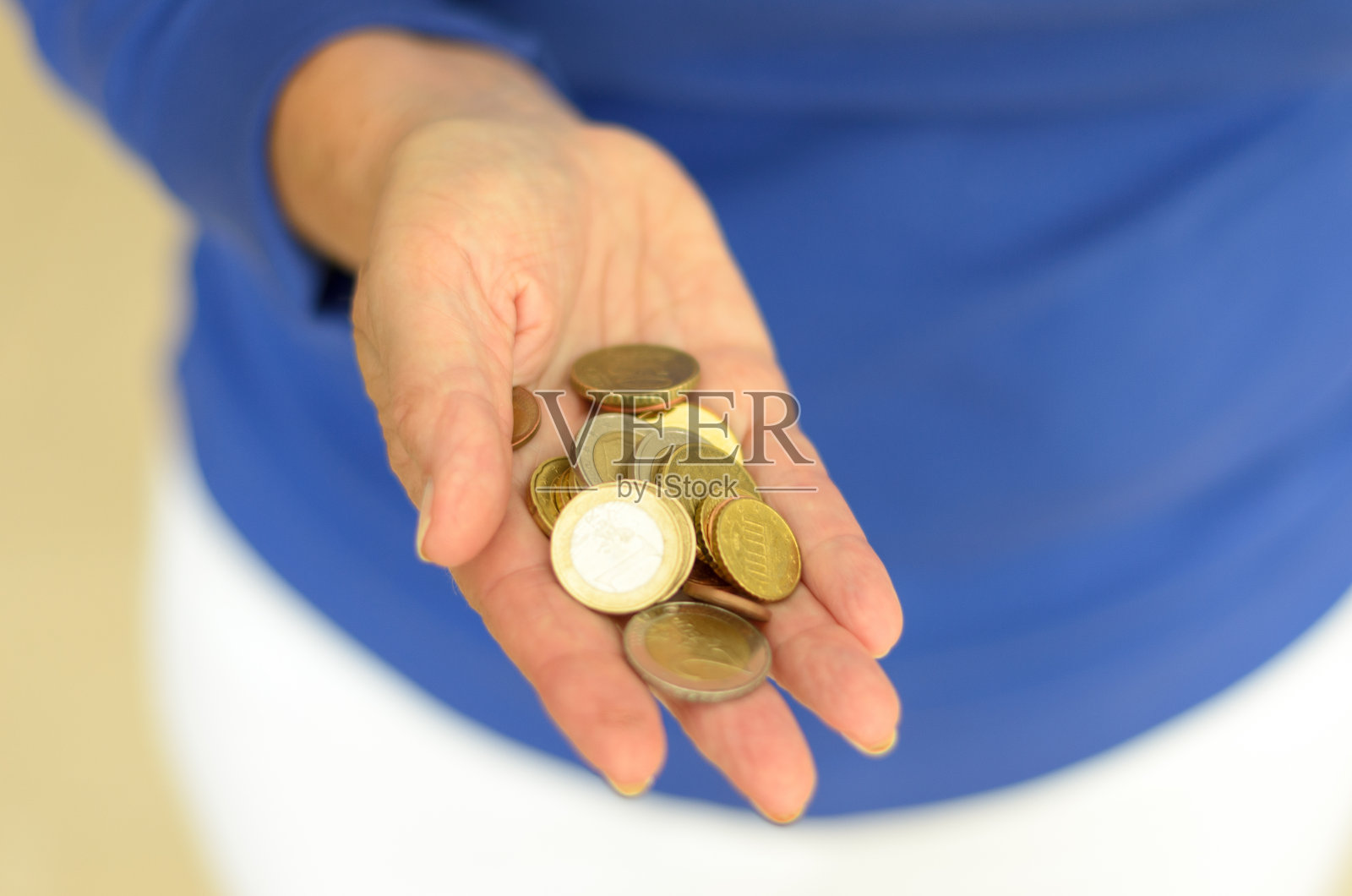 手里拿着零钱的女人照片摄影图片