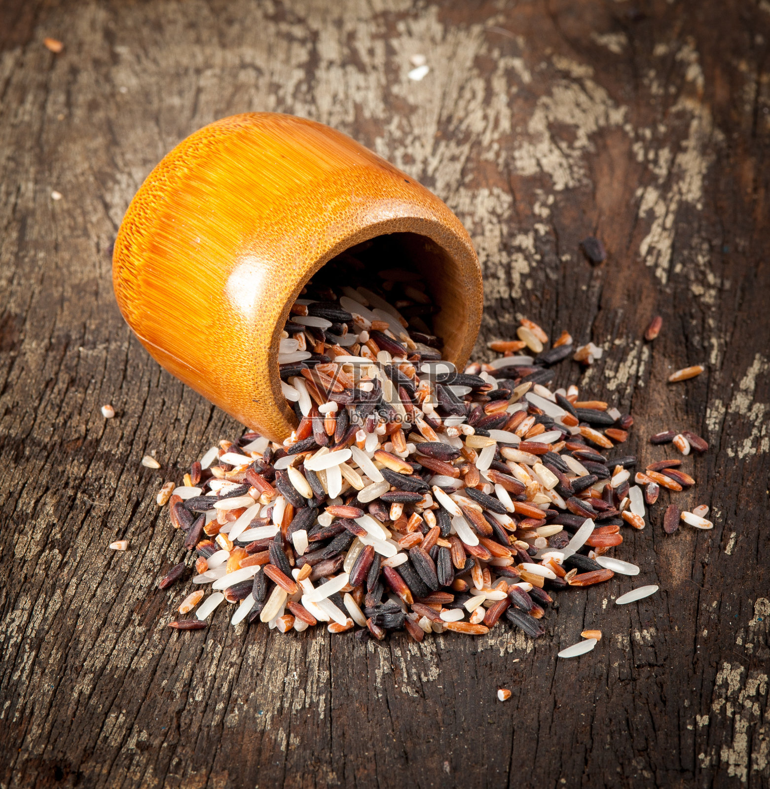 各种木材上的大米照片摄影图片