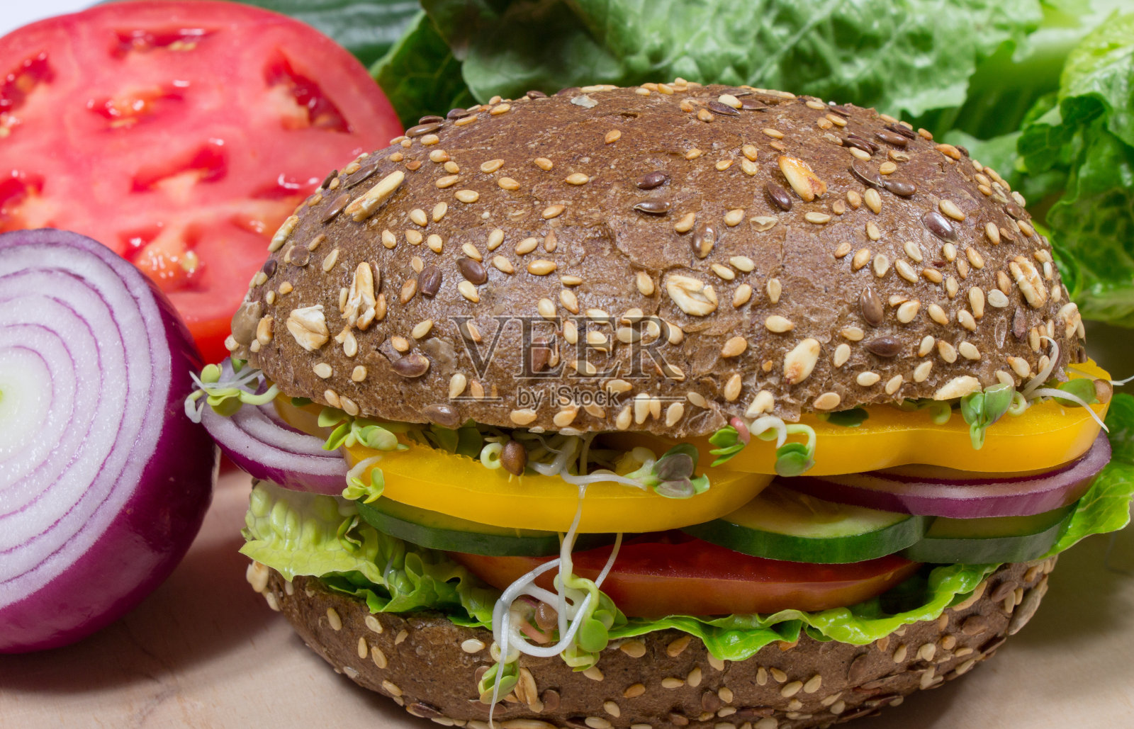 素食三明治配新鲜蔬菜。照片摄影图片