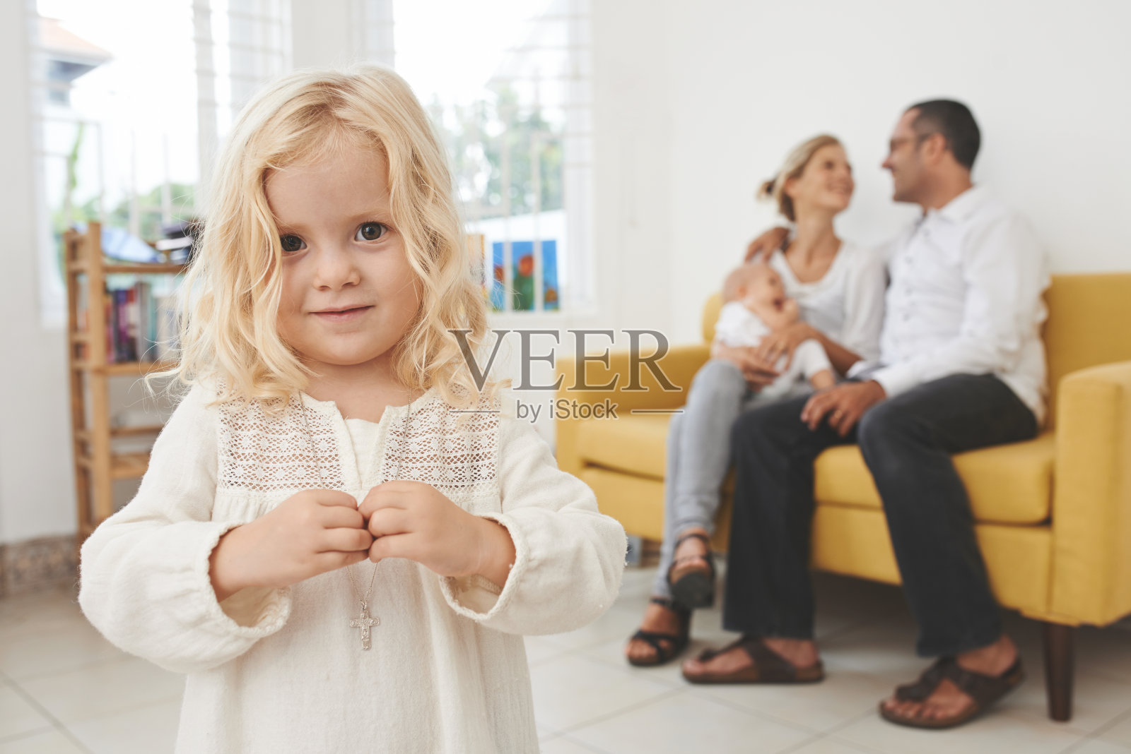 可爱的天主教女孩照片摄影图片