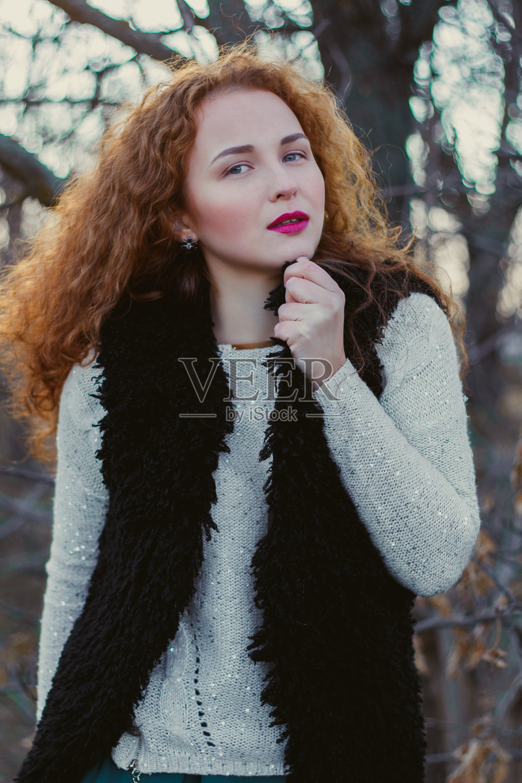 漂亮的红发女孩，穿着暖和的毛衣照片摄影图片