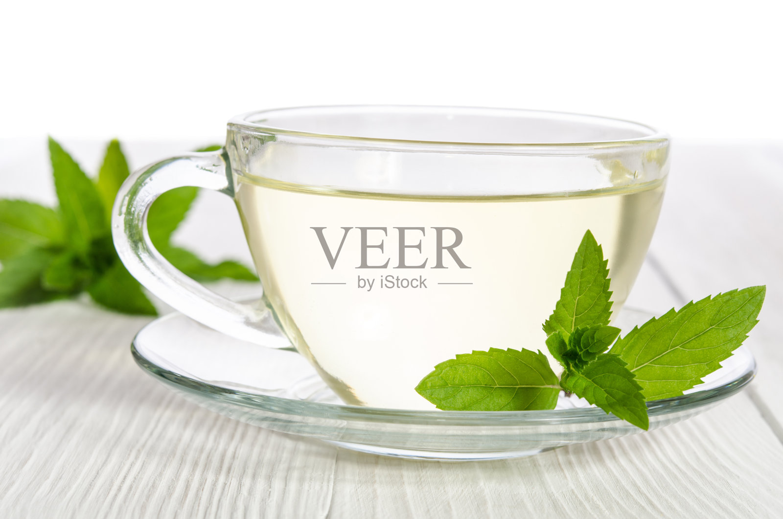 一杯白底茉莉花茶照片摄影图片