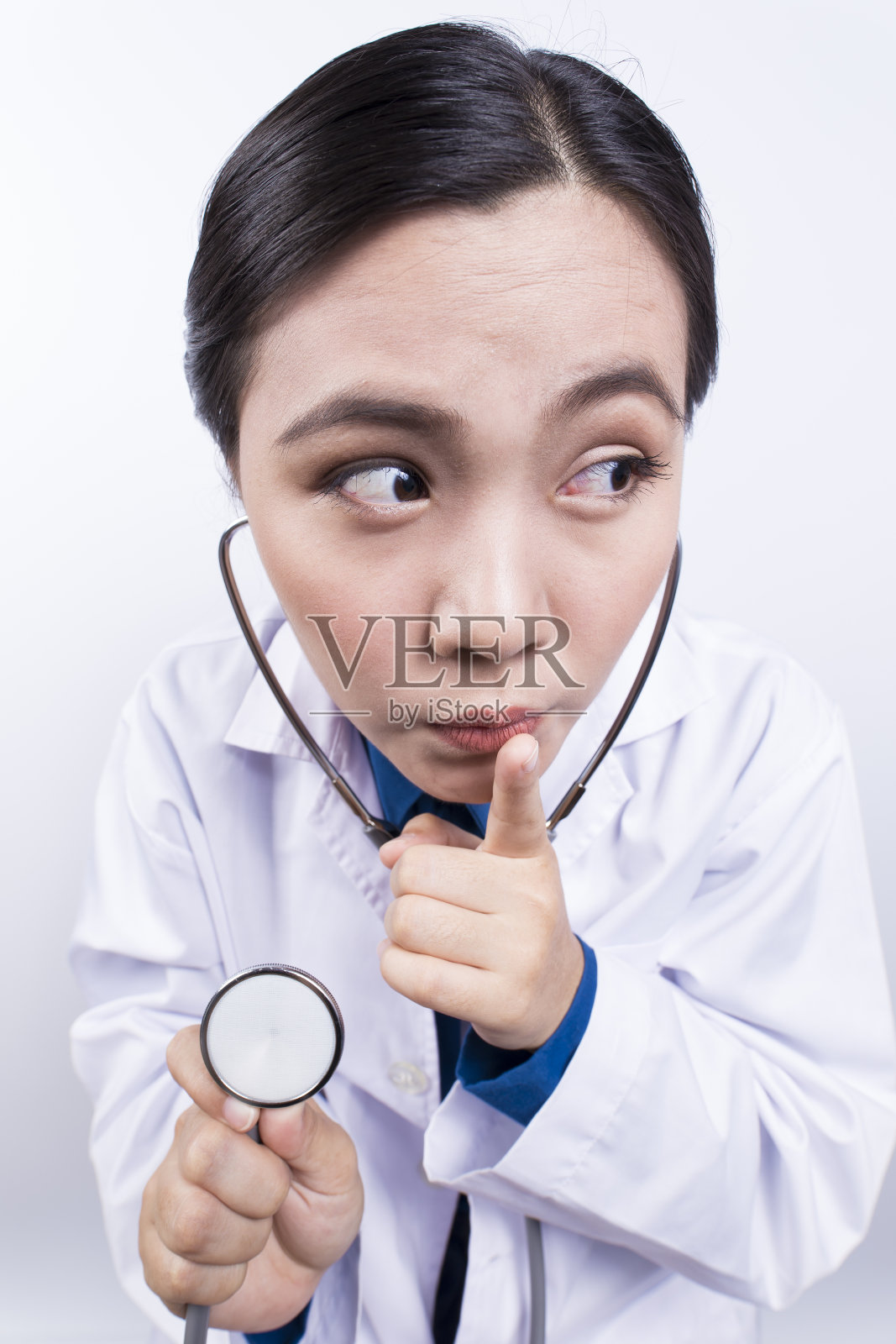 女医生如此严肃，用手指是安静的象征照片摄影图片