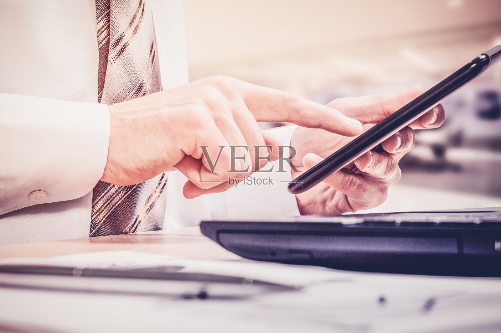 商人的工作场所。科学数据。Omnichannel照片摄影图片