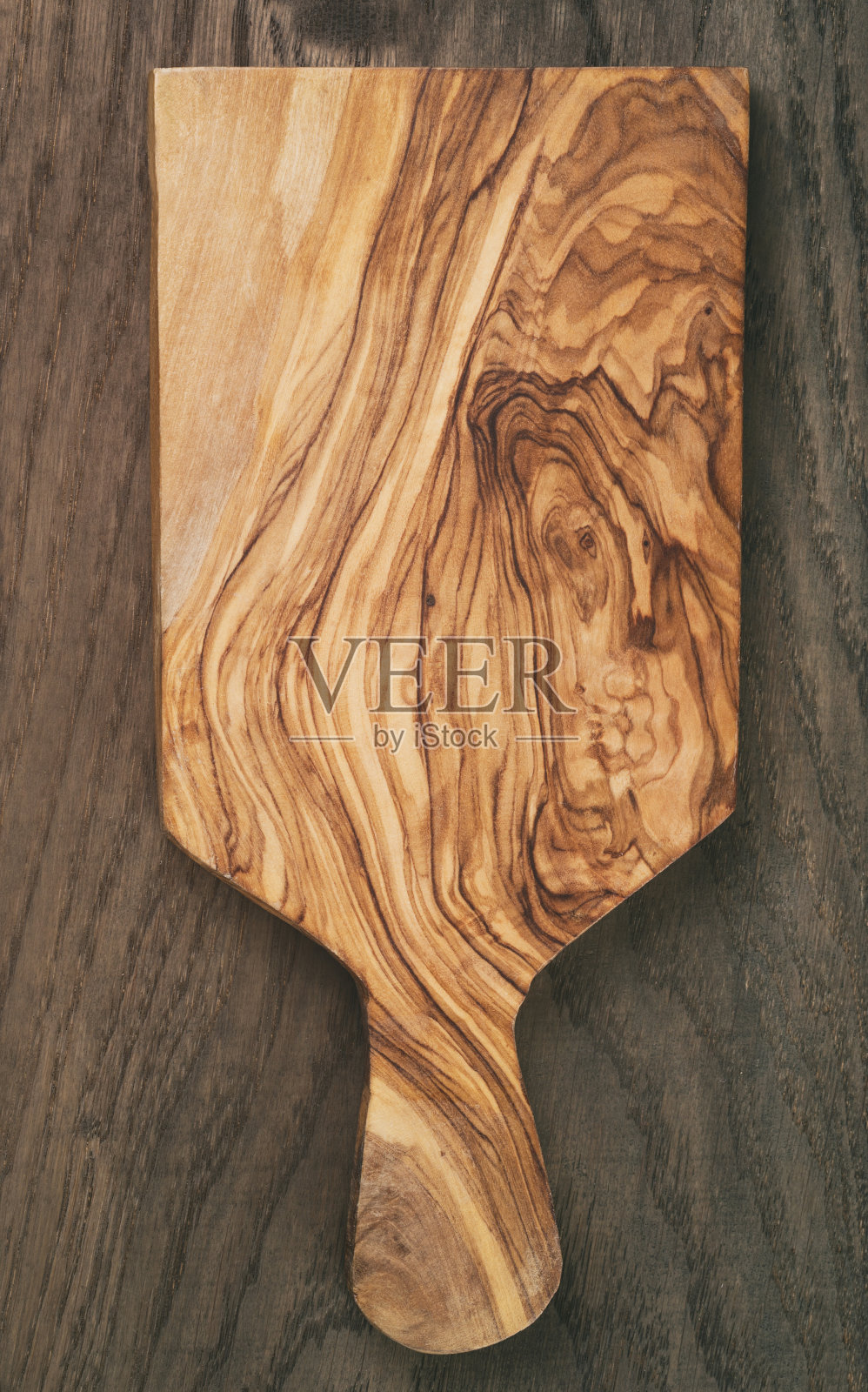 橡木桌子上的橄榄木板构成照片摄影图片