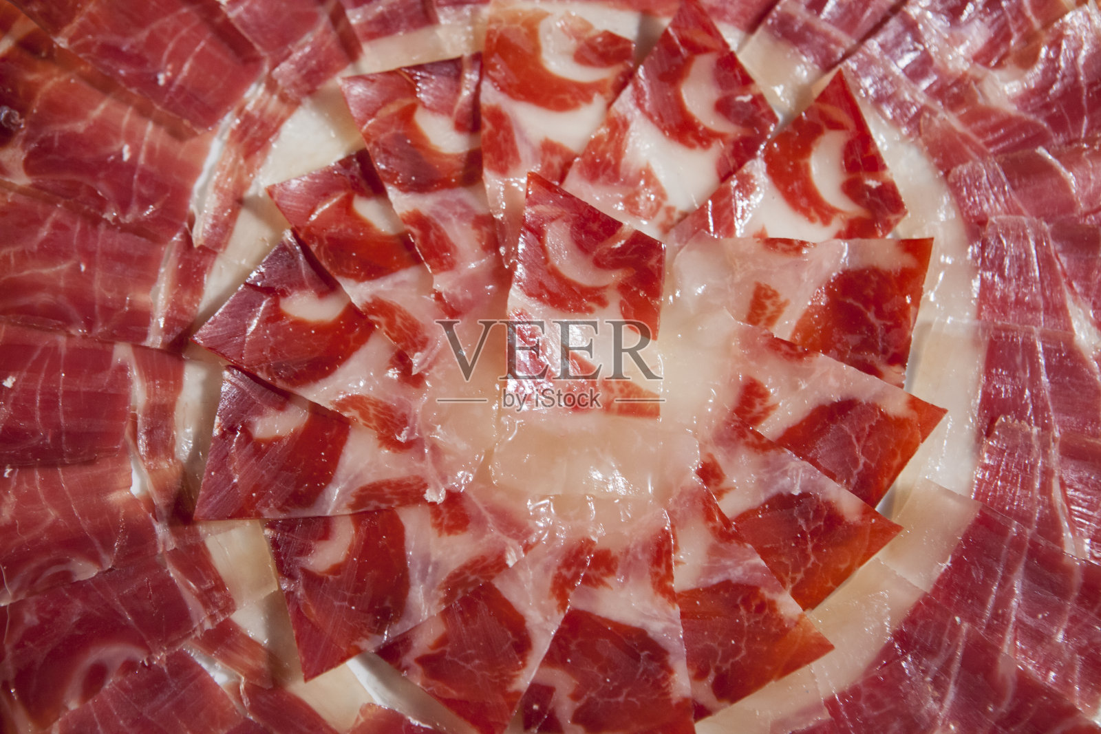 圆形装饰排列的伊比利亚腌火腿盘照片摄影图片