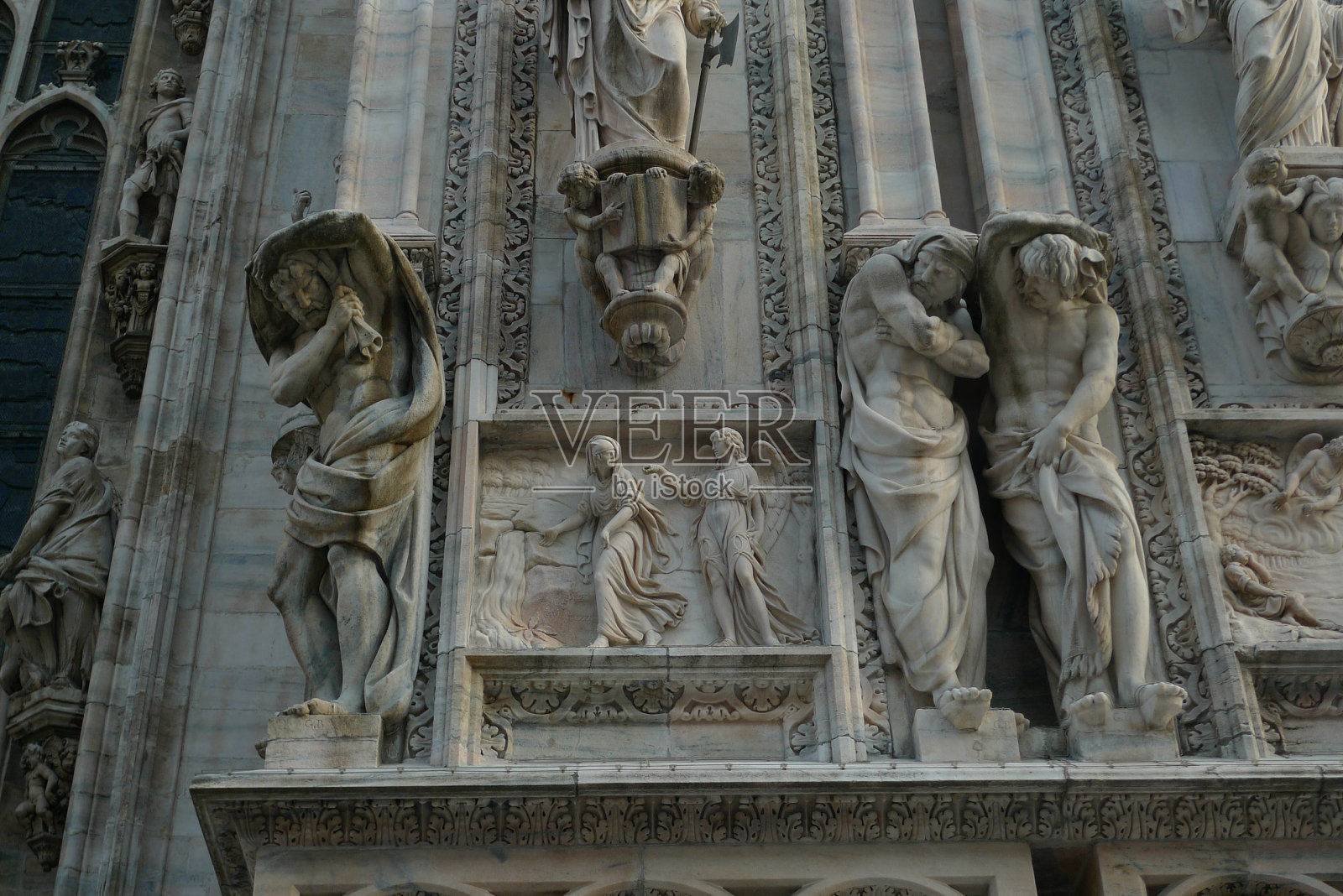 米兰大教堂的雕塑照片摄影图片