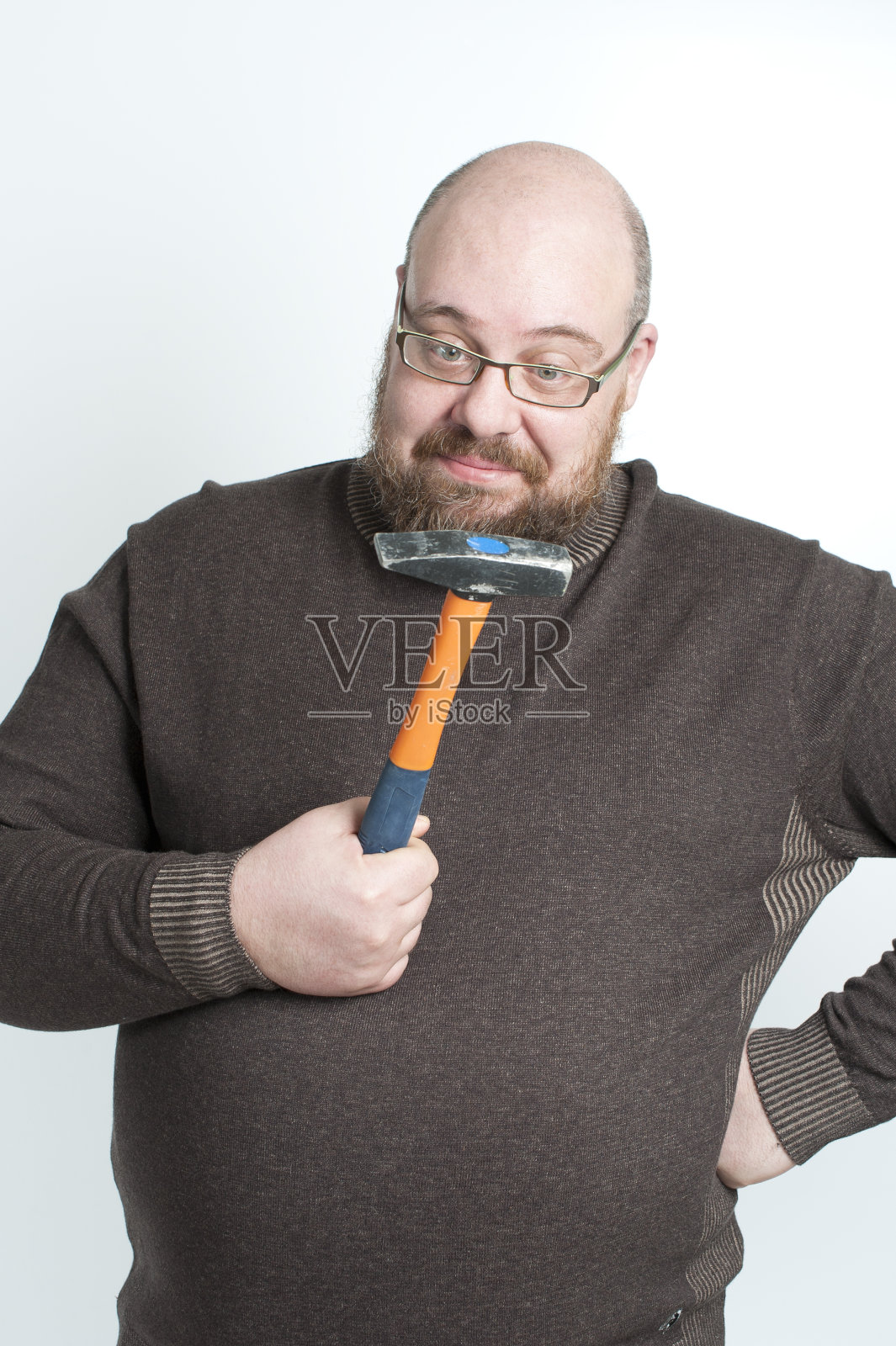 男人看着锤子。照片摄影图片