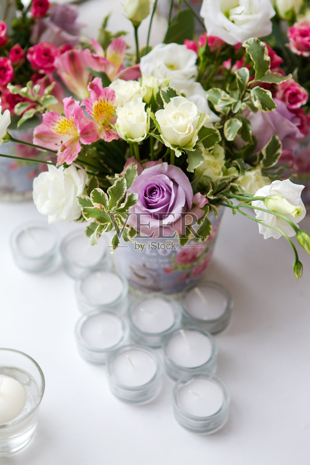 铁瓶鲜花装饰照片摄影图片