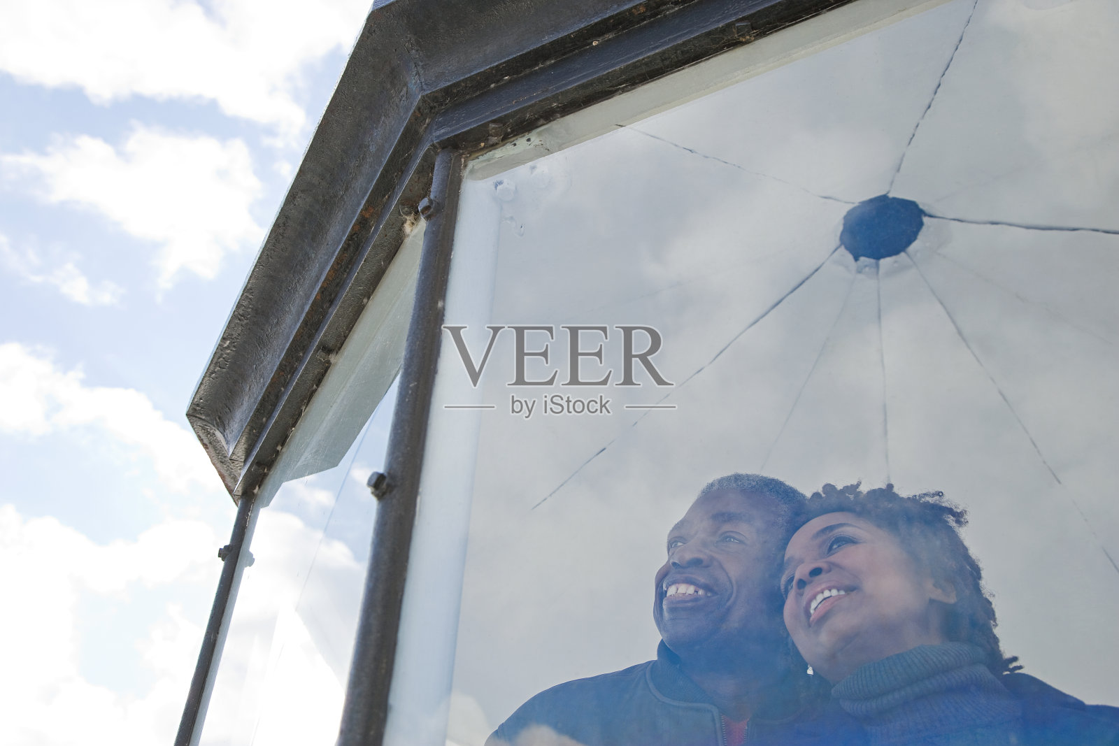 一对夫妇望着窗外照片摄影图片