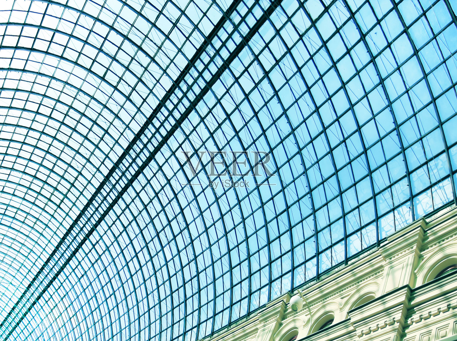 现代蓝色宽敞的机场走廊，候机室照片摄影图片