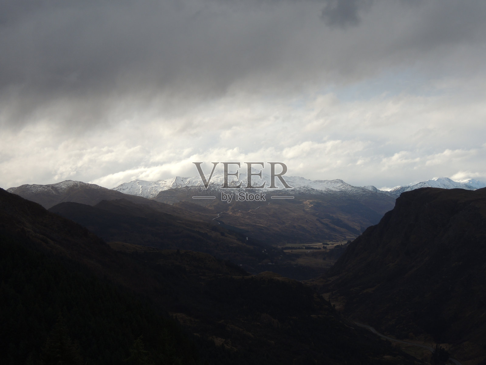 山谷和雪山照片摄影图片